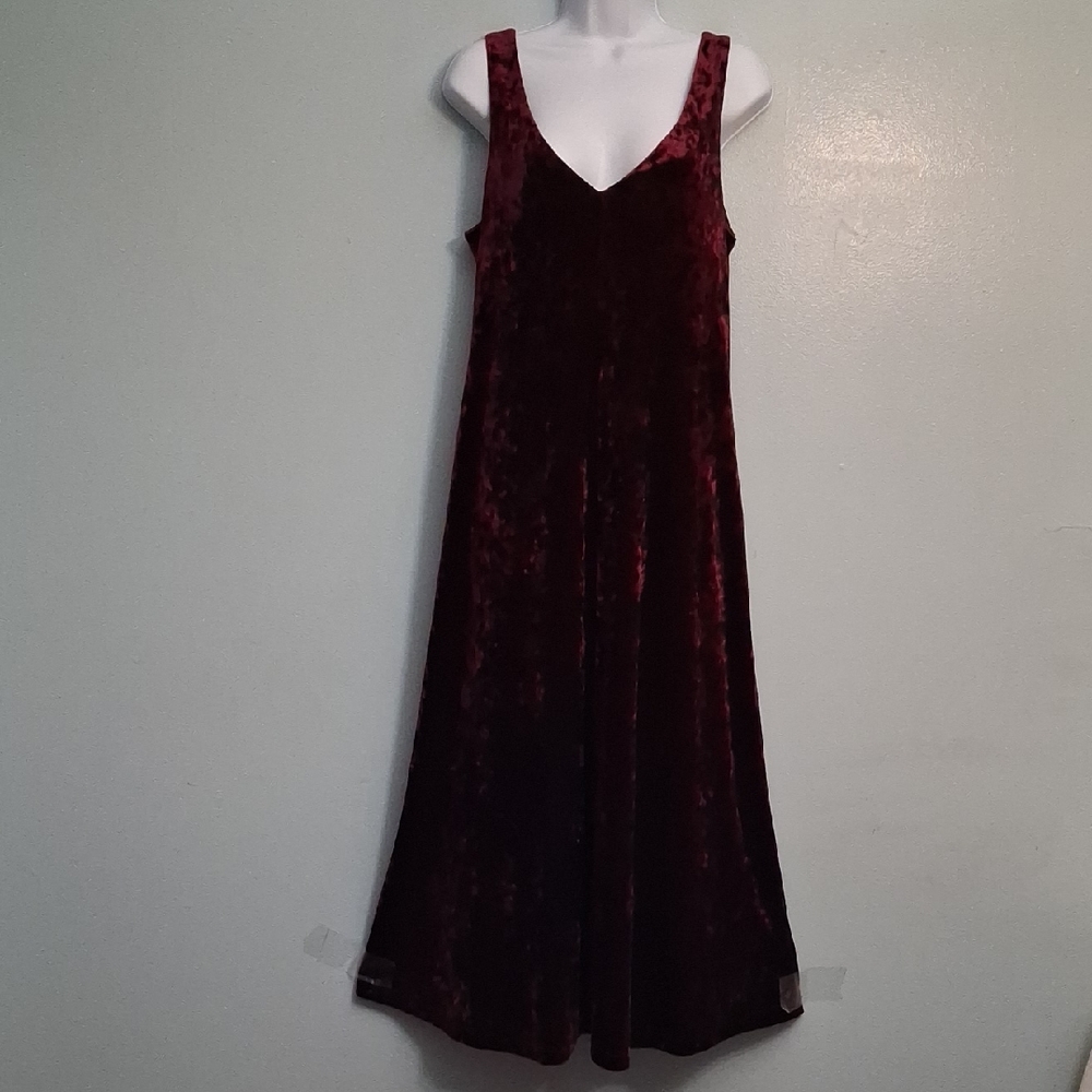 Taylor size 8 women's burgundy velvet/velour maxi sleeveless dress v-neckline.